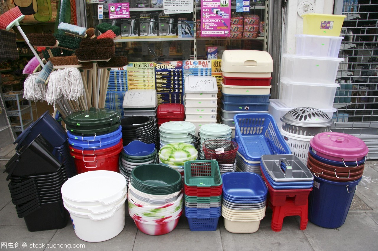 塑料制品。基于商店卖不同种类的塑料产品。